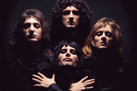 Queen is freddie mercury, brian may, roger taylor and john deacon and they play rock. Queen | Biografie