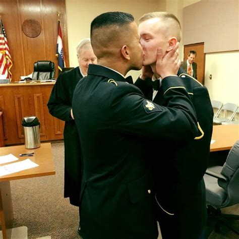 Usa Gay E Militari Ora è Possibile I Due Soldati Si Sposano In