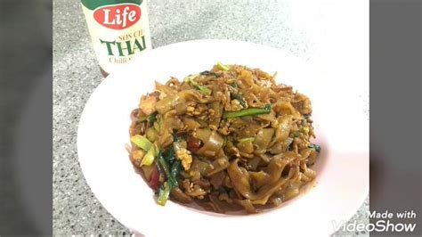 I asked my friend from indonesia, amelia for her moms recipe and tried it a few times. Kuey Teow Goreng Sotong 🍝 - YouTube