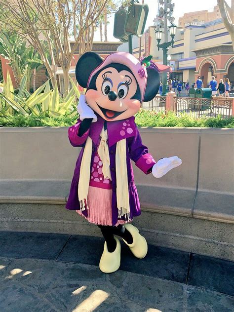 Flapper Minnie Mouse On Buena Vista Street At Disneys California