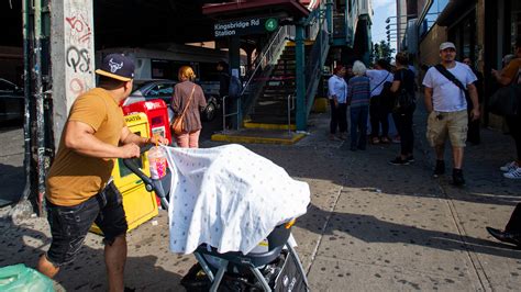 Man Dies After Jumping Onto Subway Tracks With Daughter 5 Police Say