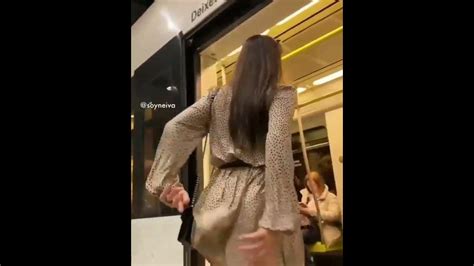 mujer es pillada rascandose el culo él en metro 🚇 🤭👈🏻👈🏻 youtube