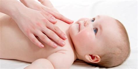 Le Massage Pour Bébé Beaucoup Plus Qu Un Remède Huffpost Vivre