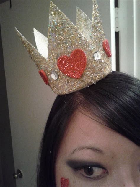 Off with their heads!!enjoy this tutorial for a cute accessory to your queen of hearts disneybound! Queen of Hearts Crown | Heart crown, Diy crown, Halloween