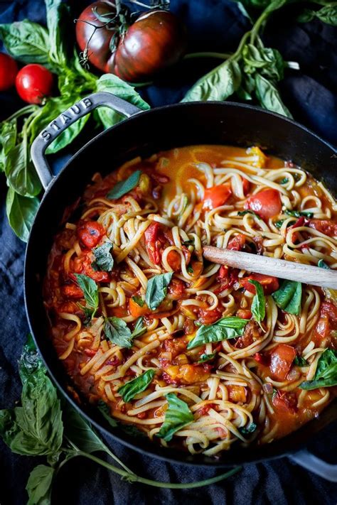 10 minute spaghetti recipe with tomato sauce, garlic and parmesan. Spaghetti with Quick Fresh Tomato Sauce | Recipe in 2020 ...