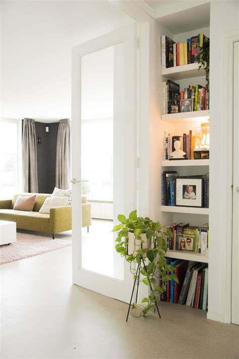 Deze strakke boekenkast is gespoten in ral 9010 Je interieur is een reflectie van jezelf, kom binnenkijken ...