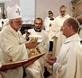 Bischof Marketz bei Priesterweihe im Klagenfurter Dom: Junge Christen ...