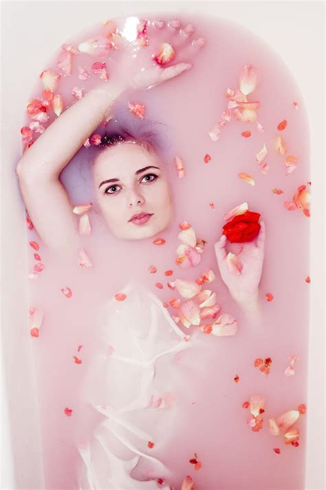 Фотосессия в ванной с молоком Milk Bath Photography