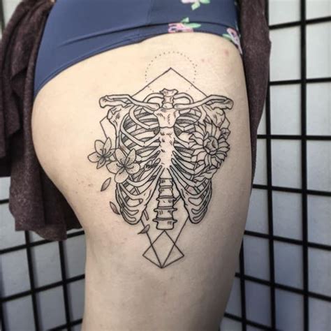 Here are 50 insanely stunning rib cage tattoos that are well worth the pain. Feel It in Your Bones! 10 Cool Rib Cage Tattoos | Tattoodo