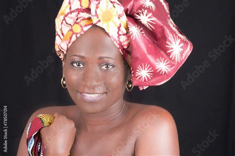 jeune femme africaine souriante nue à moitié photo libre de droits