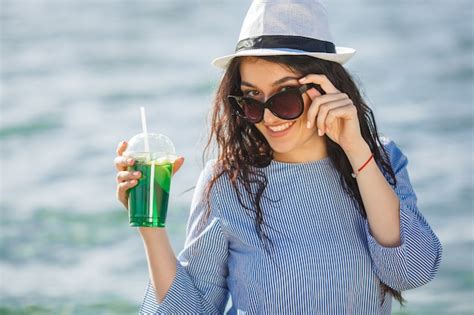 Bastante Joven Bebiendo Cócteles En La Playa Chica Atractiva Que