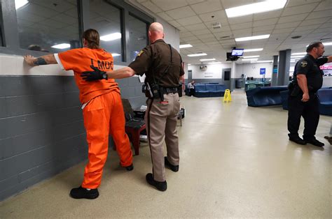 Louisville Metro Dept. of Corrections officers criticize workplace