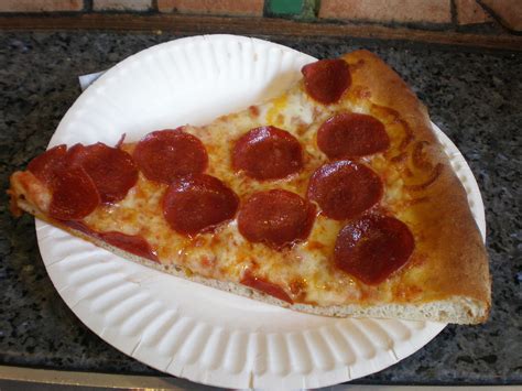 Una buena pizza napolitana tiene una mezcla entre agua, harina y levadura muy concreta. Pepperoni - Wikipédia, a enciclopédia livre