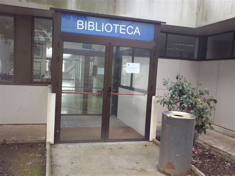 Porta exterior de entrada á Biblioteca Biblioteca Exterior Entrada