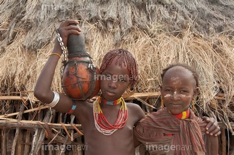 【少女 アフリカ人 先住民族 オモ渓谷 伝統 文化 昼】の画像素材 58130352 写真素材ならイメージナビ