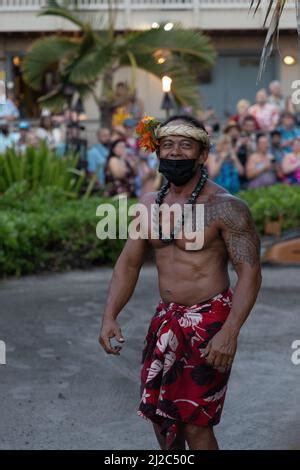 Nativo Hawaiano Macho Realizar Danzas Tradicionales En Lua Big Island