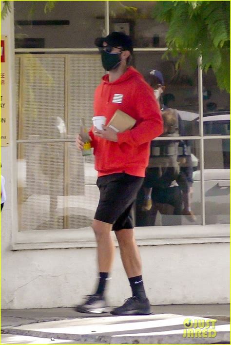 Chace Crawford Keeps A Low Profile While Out Picking Up Lunch Photo Chace Crawford