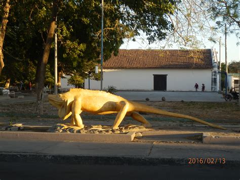 1997年公開の『ロスト・ワールド/ジュラシック・パーク』は、前作『ジュラシック・パーク』の続編です。 監督は前作に引き続き、 スティーヴン・スピルバーグが務めています。 前作にも登場したイアン・マルコム博士が、頼れるリーダーに大変身。 ステゴサウルスなど前作より恐竜の種類が大幅に増え、スケールアップしています！ 前作での騒動を受け閉鎖されたジュラシック・パークですが、園内では野放しになった恐竜たちが繁殖し続けていました。 数学者イアンは恐竜たちの生態を調査するよう依頼され、恋人の古生物学者サラとパークへ向うことに。 一方、ハモンドに代わり社長に就任したピーターは、恐竜を見せ物にする計画を立案。 ハンターを雇い、大規模な恐竜捕獲作戦を始めます！ ジュラシックパーク | コスタリカ便り（熊谷 栄明） | JICA海外 ...