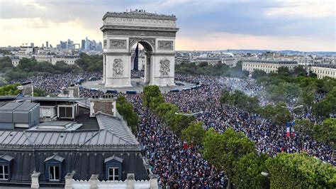 Nationale und internationale berichte aus politik, zeitgeschehen, kultur und sport. Frankreich feiert den WM-Titel: Frenetischer Jubel und ...