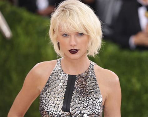 Taylor Swifts Bodyguard Tells Court He Saw Dj Reach Under Her Skirt