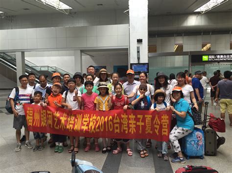 母亲去世后，瑞拉（莉莉·詹姆斯 lily james 饰）的父亲迎娶了美丽的特曼妮夫人（凯特·布兰切特 cate blanchett 饰），特曼妮夫人还带来了她的两个女儿安泰西亚（荷丽黛·格兰杰. 2016银河台湾艺术亲子夏令营集锦（8.8-8.14）(一)_艺术教育_美育_福州银河艺术培训学校