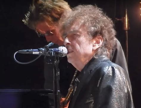 Watch Bob Dylan Performing A Great “blowin In The Wind” In Chicago