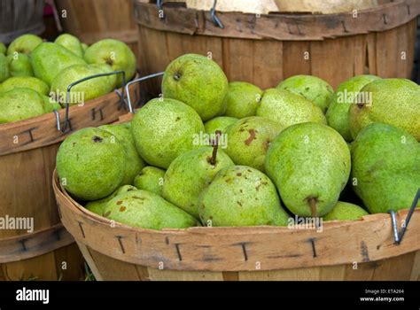 Wood Bushel Hi Res Stock Photography And Images Alamy