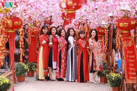 Les Vietnamiennes Shabillent En Ao Dài Pour La Fête Du Têt Culture