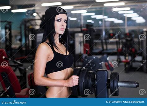 Donna Sportiva Sexy Che Fa Esercizio Di Forma Fisica Di Potere Alla Palestra Di Sport Bella