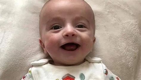 Bebé Despierta Después De Estar En Coma Por 5 Días Y Sonríe A Su Papá