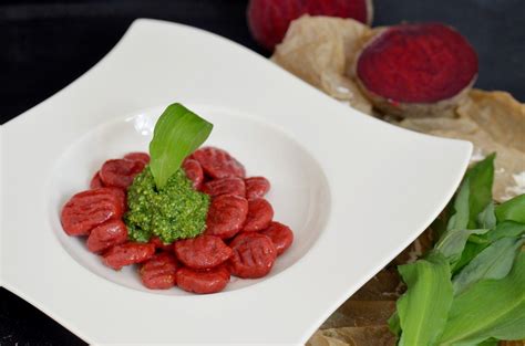 Die starke rote farbe hat nicht nur auswirkungen auf ihre zunge, sondern auch auf die farbe von ihrem urin. Rote Beete Gnocchi mit Bärlauchpesto/ Beetroot | Rote ...
