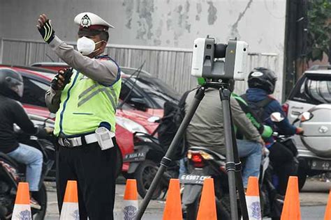 Ditlantas Polda Metro Jaya Olah Tkp Kecelakaan Maut Truk Trailer Di