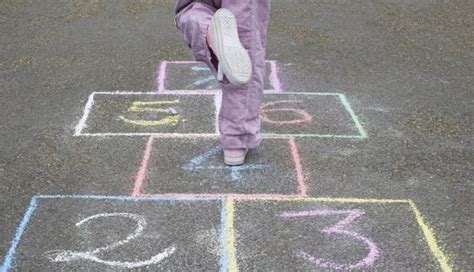 Juego de las cuatro esquinas:es un juego infantil que se desarrolla preferentemente al aire libre. 8 juegos que los niños disfrutaban antes de la tecnología | Viú | Actitud Viù | El Comercio Perú