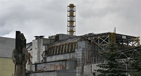1986年 チェルノブイリ原発事故 4号機 原子炉の欠陥や操作ミスで爆発 終わらない廃炉作業 当時、チェルノブイリ原子力発電所にはソ連が. チェルノブイリ原発事故でさらなる惨事を阻止し、生還した3人 ...