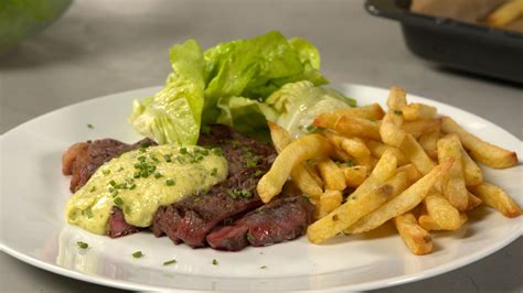 Entrec Te Met Hollandaise Saus Groene Salade En Frites