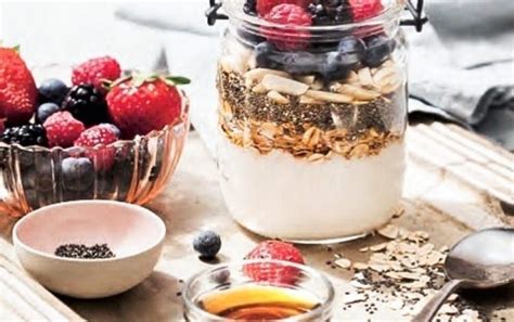 Since this overnight oats' recipe is part of low carb vegan breakfast porridge guide, it's worth mentioning that steel cut oats have the lowest glycemic load. Overnight Oats | Breakfast ideas | Overnight oats, Low carb breakfast, Morning food