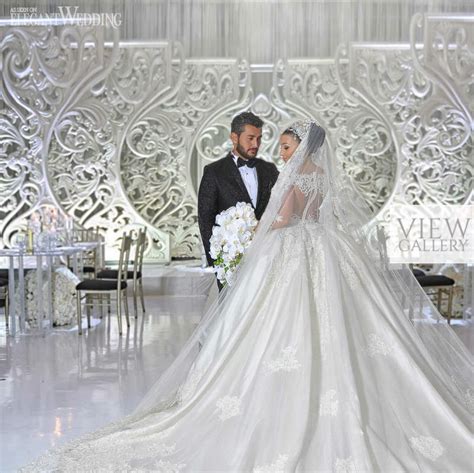 If you have a wedding coming up, you just need one white wedding dress, right? All-White Wedding Theme in Toronto | ElegantWedding.ca