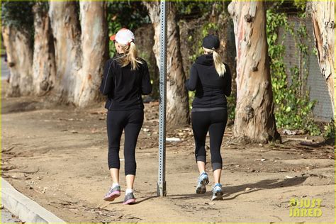 Reese Witherspoon Her Baby Bump Go For A Run Photo Reese Witherspoon Photos Just