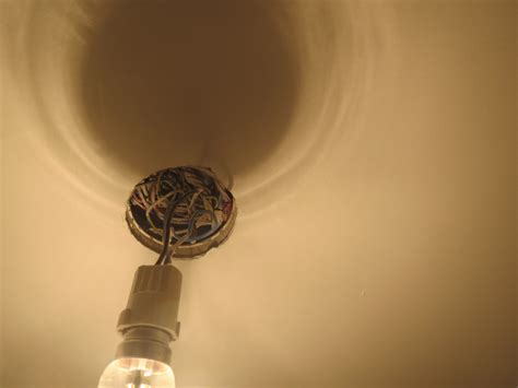 Il vous suffit d'avoir les outils nécessaires. Fixer luminaire trou plafond trop grand - Forum Electricité - Linternaute.com