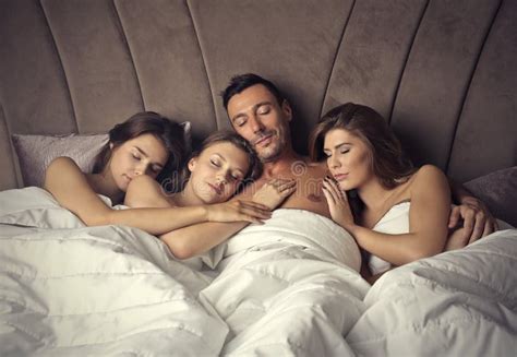 Homme Dormant Avec Trois Femmes Image Stock Image Du Sommeil Victoire 63586183