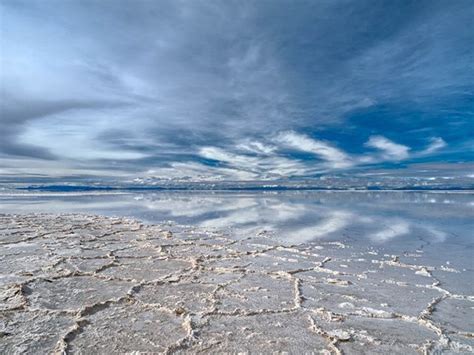 Salar Uyuni Na Bolívia é Um Deserto De Sal Rodeado De Vulcões A Quase 4