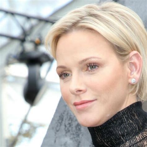 Maybe you would like to learn more about one of these? Coiffure courte femme pour visage ovale - Coupe Cheveux ...