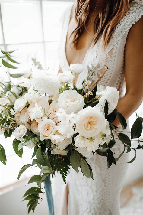 42 White Wedding Bouquets For Every Season Weddinginclude Wedding