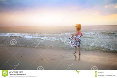Onbezorgd Meisje Die Op Het Strand Dansen Stock Afbeelding Afbeelding