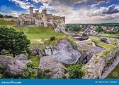 Ogrodzieniec-Schloss in Polen Redaktionelles Stockfoto - Bild von dorf ...
