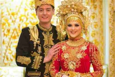 Berikut daftar 34 pakaian adat dari semua provinsi yang ada di indonesia. Dari Semua Pakaian, Ini Dia Pakaian Adat Paling Unik di Indonesia!