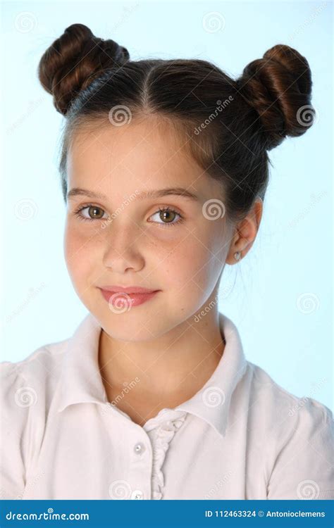 Close Upportret Van Een Klein Meisje 12 Jaar Het Oude Kijken En