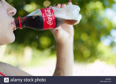 Grillo Flotador Barricada Imagenes De Personas Tomando Coca Cola