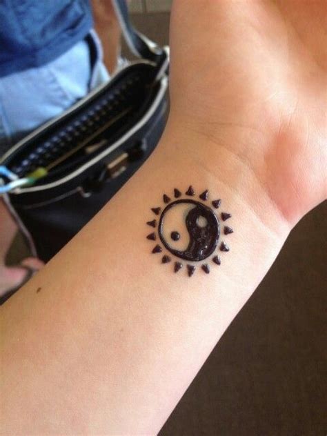 This is because they are very easy to put and no pain is felt during the process. Simple, cute henna | Hєииα | Pinterest | Cute Henna, Henna ...