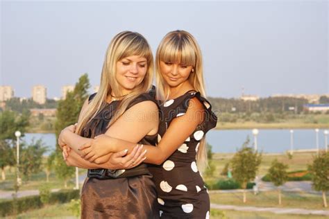 Deux Belles Jeunes Adolescentes Image Stock Image Du Fille Expressions